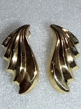 14k Angel Wing Earrings Yellow Gold Post Fine